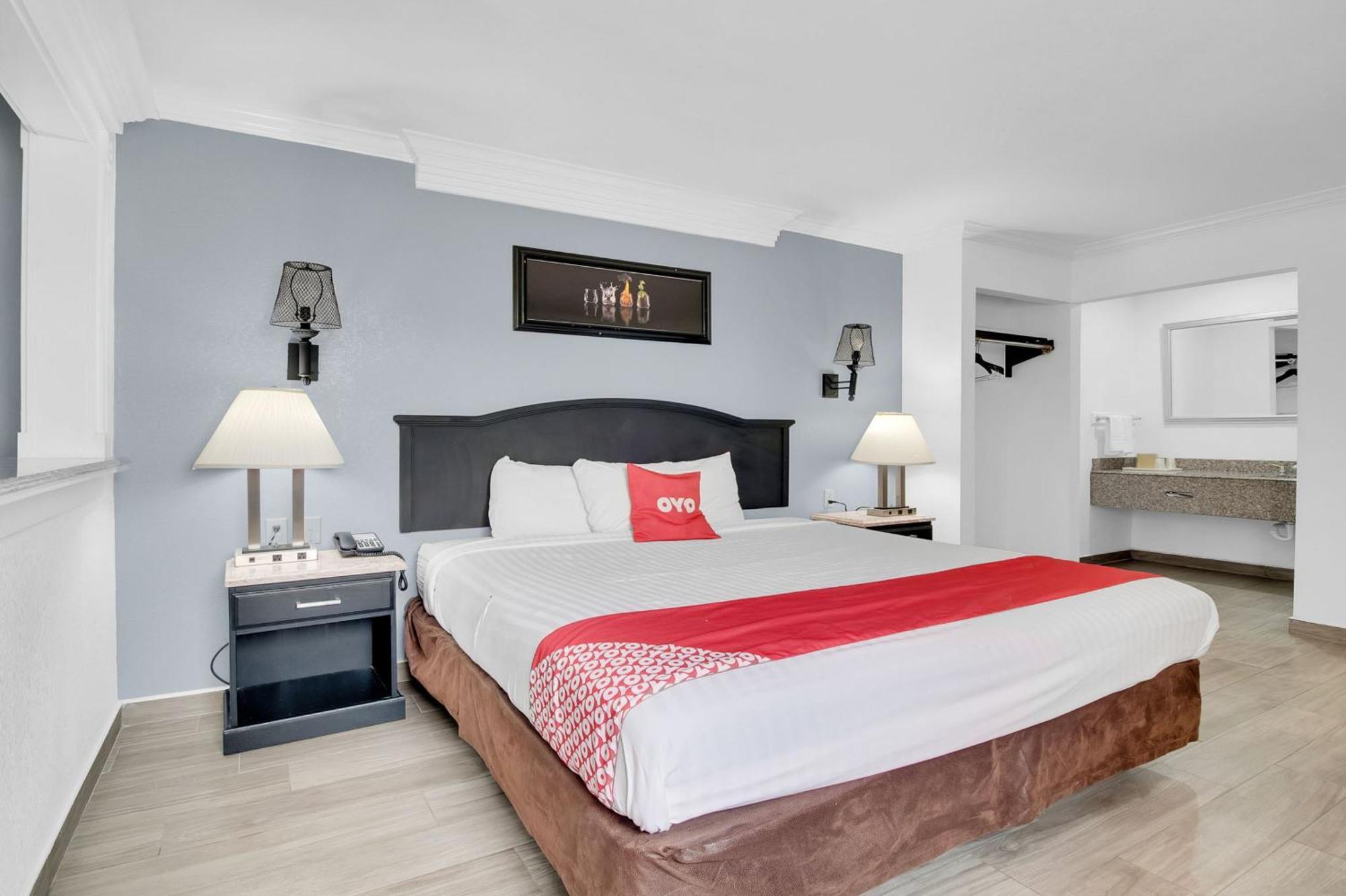 Executive & By Oyo Hotel
