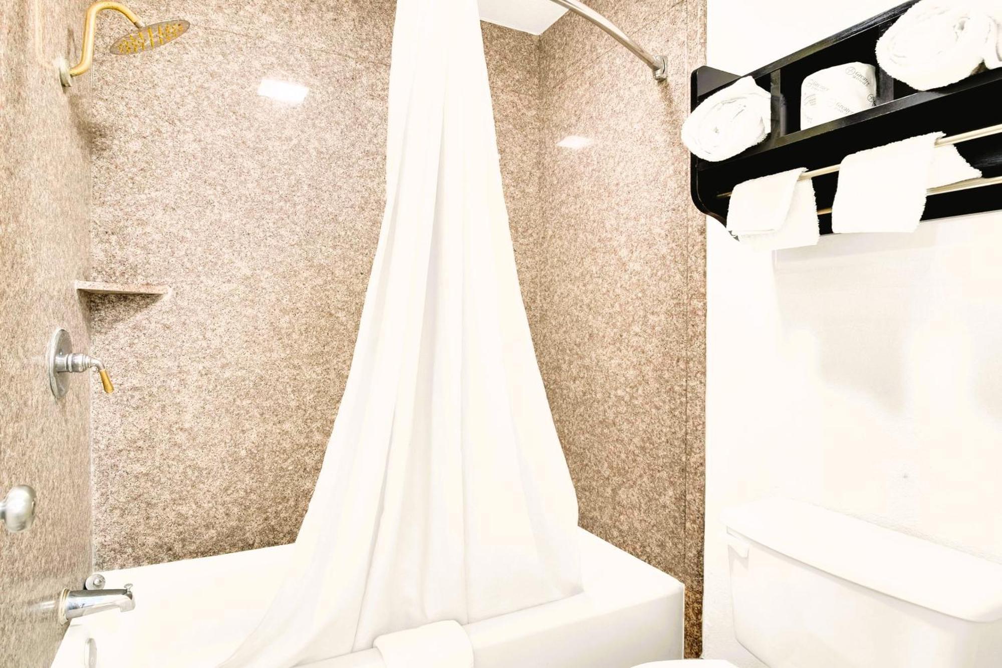 Executive & By Oyo Hotel Three Rivers