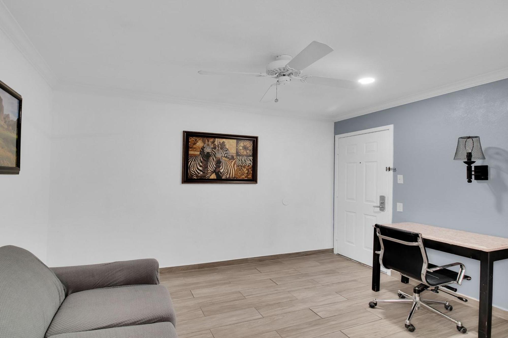 Hotel Executive & By Oyo Three Rivers