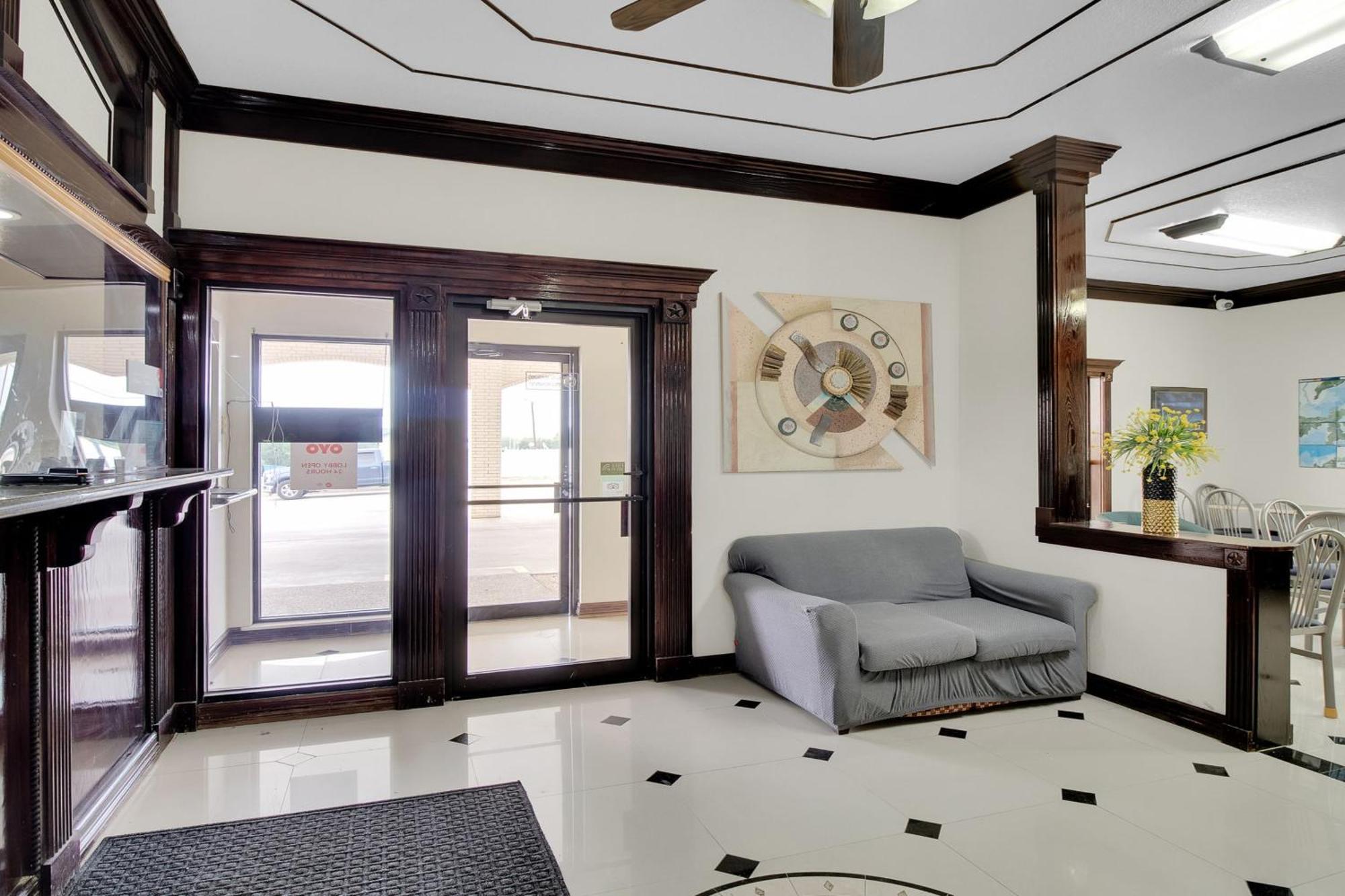 Hotel Executive & By Oyo 2*